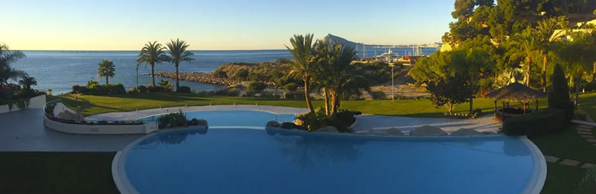 Piscina con vistas al mar en la Costa Blanca